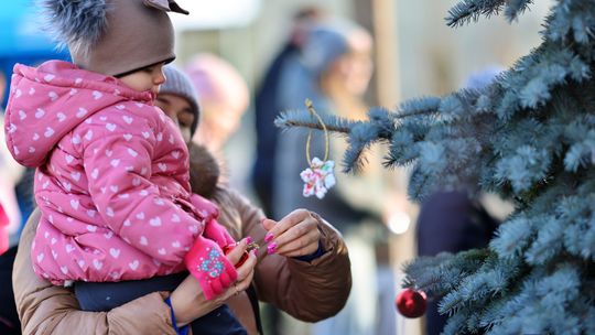 Gm. Wierzbica. Wspólne ubieranie choinki [GALERIA ZDJĘĆ]