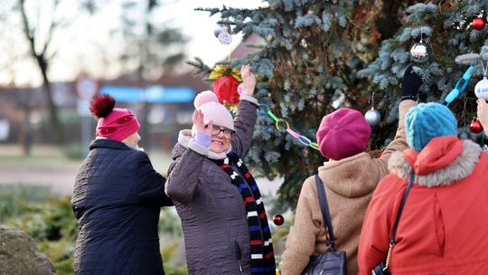 Gm. Wierzbica. Wspólne ubieranie choinki [GALERIA ZDJĘĆ]