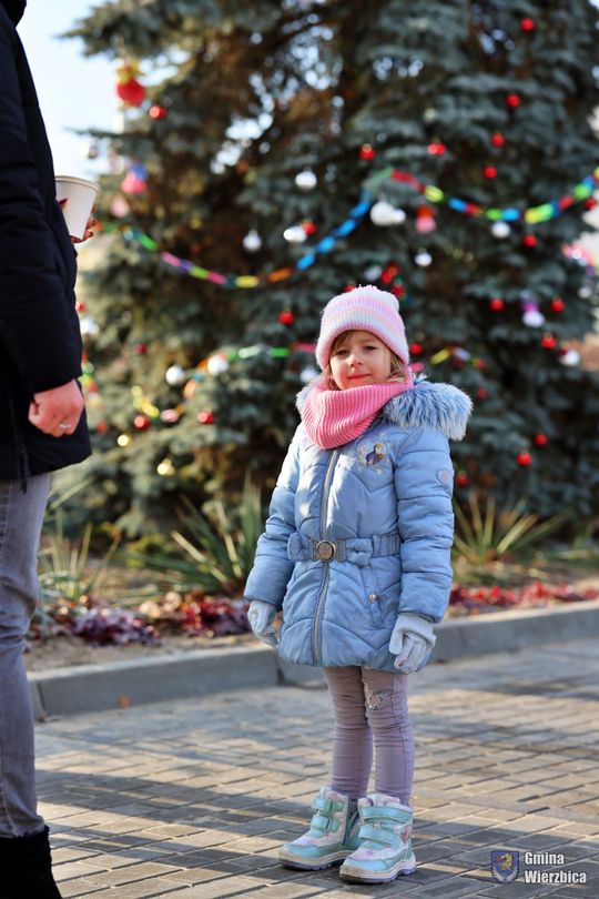 Gm. Wierzbica. Wspólne ubieranie choinki [GALERIA ZDJĘĆ]