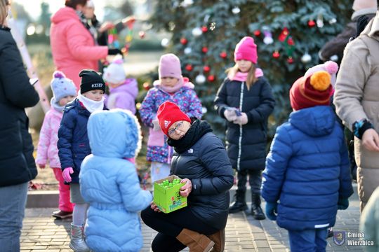 Gm. Wierzbica. Wspólne ubieranie choinki [GALERIA ZDJĘĆ]