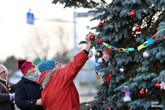 Gm. Wierzbica. Wspólne ubieranie choinki [GALERIA ZDJĘĆ]