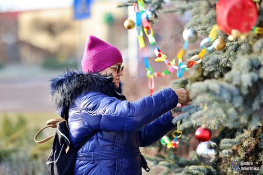Gm. Wierzbica. Wspólne ubieranie choinki [GALERIA ZDJĘĆ]