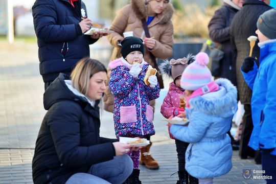 Gm. Wierzbica. Wspólne ubieranie choinki [GALERIA ZDJĘĆ]