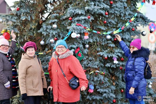 Gm. Wierzbica. Wspólne ubieranie choinki [GALERIA ZDJĘĆ]
