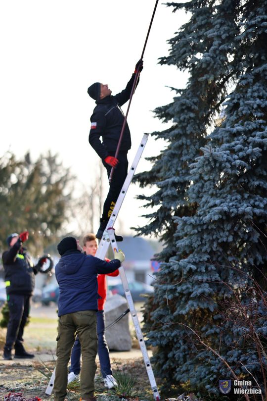 Gm. Wierzbica. Wspólne ubieranie choinki [GALERIA ZDJĘĆ]