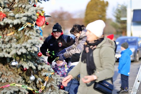 Gm. Wierzbica. Wspólne ubieranie choinki [GALERIA ZDJĘĆ]