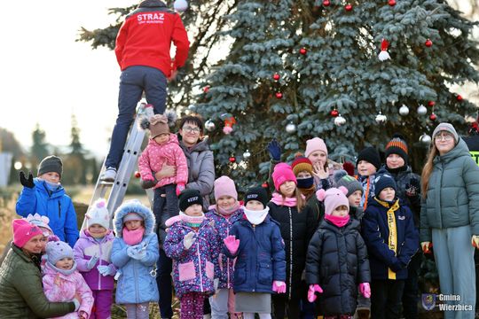 Gm. Wierzbica. Wspólne ubieranie choinki [GALERIA ZDJĘĆ]