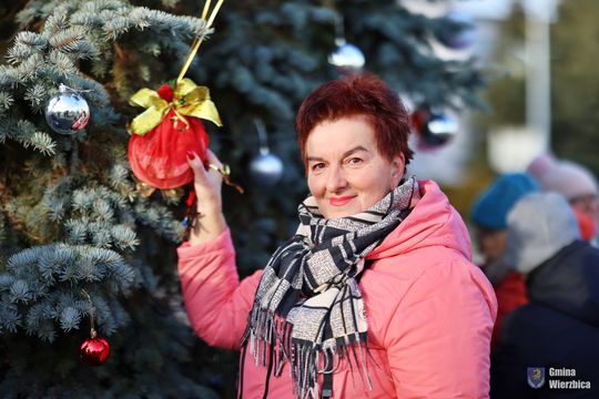 Gm. Wierzbica. Wspólne ubieranie choinki [GALERIA ZDJĘĆ]