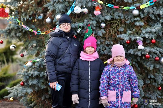 Gm. Wierzbica. Wspólne ubieranie choinki [GALERIA ZDJĘĆ]