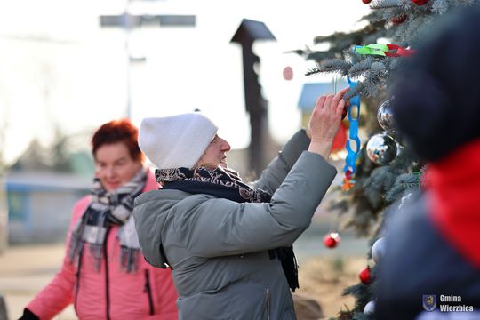 Gm. Wierzbica. Wspólne ubieranie choinki [GALERIA ZDJĘĆ]