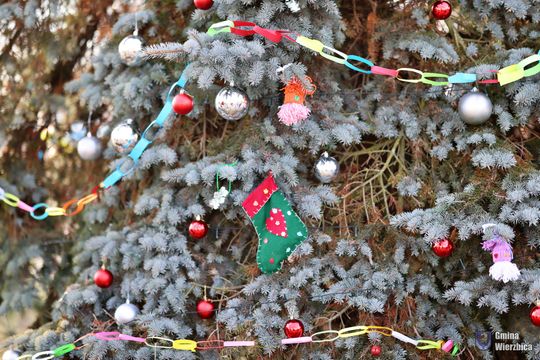 Gm. Wierzbica. Wspólne ubieranie choinki [GALERIA ZDJĘĆ]