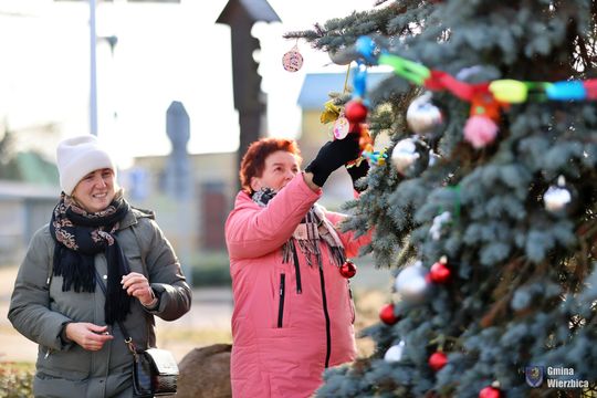 Gm. Wierzbica. Wspólne ubieranie choinki [GALERIA ZDJĘĆ]