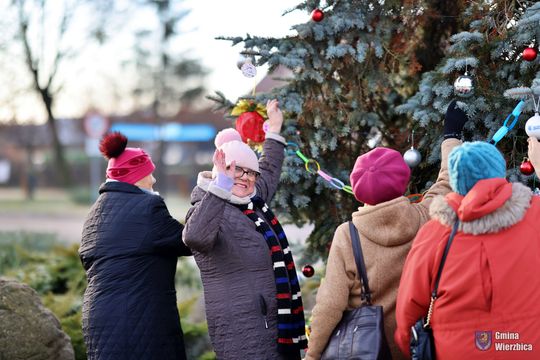Gm. Wierzbica. Wspólne ubieranie choinki [GALERIA ZDJĘĆ]