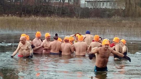 Kolejne udane morsowanie. Krasnostawskie Karpie pływały w Zalewie Tuligłowy [GALERIA ZDJĘĆ]