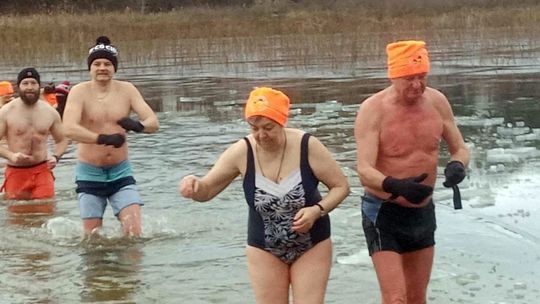 Kolejne udane morsowanie. Krasnostawskie Karpie pływały w Zalewie Tuligłowy [GALERIA ZDJĘĆ]