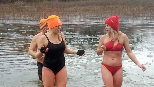 Kolejne udane morsowanie. Krasnostawskie Karpie pływały w Zalewie Tuligłowy [GALERIA ZDJĘĆ]