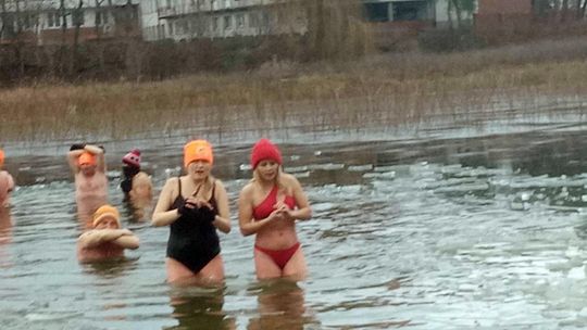 Kolejne udane morsowanie. Krasnostawskie Karpie pływały w Zalewie Tuligłowy [GALERIA ZDJĘĆ]