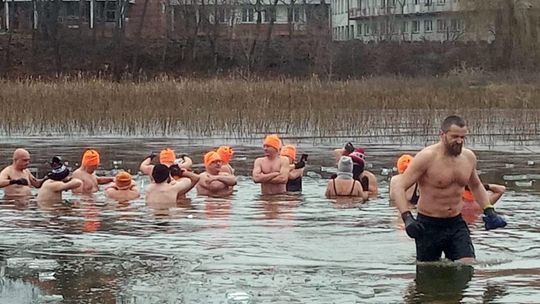 Kolejne udane morsowanie. Krasnostawskie Karpie pływały w Zalewie Tuligłowy [GALERIA ZDJĘĆ]