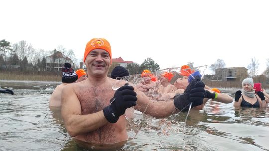 Kolejne udane morsowanie. Krasnostawskie Karpie pływały w Zalewie Tuligłowy [GALERIA ZDJĘĆ]