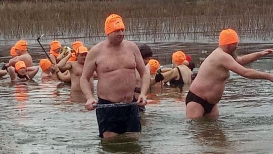 Kolejne udane morsowanie. Krasnostawskie Karpie pływały w Zalewie Tuligłowy [GALERIA ZDJĘĆ]