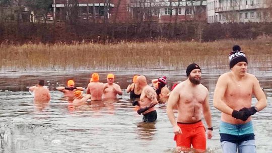 Kolejne udane morsowanie. Krasnostawskie Karpie pływały w Zalewie Tuligłowy [GALERIA ZDJĘĆ]