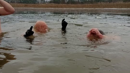 Kolejne udane morsowanie. Krasnostawskie Karpie pływały w Zalewie Tuligłowy [GALERIA ZDJĘĆ]