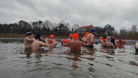 Kolejne udane morsowanie. Krasnostawskie Karpie pływały w Zalewie Tuligłowy [GALERIA ZDJĘĆ]