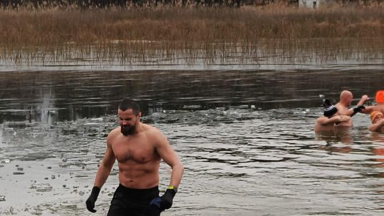 Kolejne udane morsowanie. Krasnostawskie Karpie pływały w Zalewie Tuligłowy [GALERIA ZDJĘĆ]