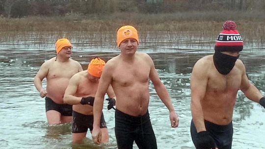 Kolejne udane morsowanie. Krasnostawskie Karpie pływały w Zalewie Tuligłowy [GALERIA ZDJĘĆ]