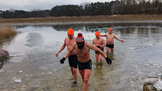 Kolejne udane morsowanie. Krasnostawskie Karpie pływały w Zalewie Tuligłowy [GALERIA ZDJĘĆ]