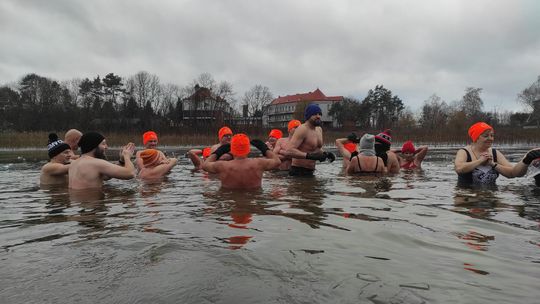 Kolejne udane morsowanie. Krasnostawskie Karpie pływały w Zalewie Tuligłowy [GALERIA ZDJĘĆ]