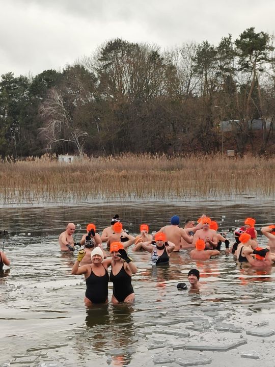 Kolejne udane morsowanie. Krasnostawskie Karpie pływały w Zalewie Tuligłowy [GALERIA ZDJĘĆ]