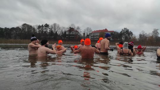 Kolejne udane morsowanie. Krasnostawskie Karpie pływały w Zalewie Tuligłowy [GALERIA ZDJĘĆ]