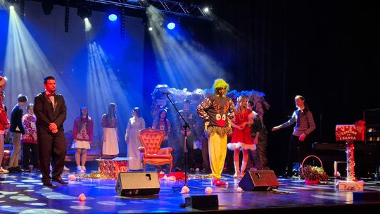 Spektakl uczniów ZST w Chełmie - Jest takie miejsce, jest taki dzień... [GALERIA ZDJĘĆ]