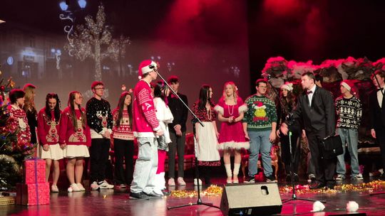 Spektakl uczniów ZST w Chełmie - Jest takie miejsce, jest taki dzień... [GALERIA ZDJĘĆ]