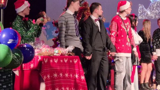 Spektakl uczniów ZST w Chełmie - Jest takie miejsce, jest taki dzień... [GALERIA ZDJĘĆ]