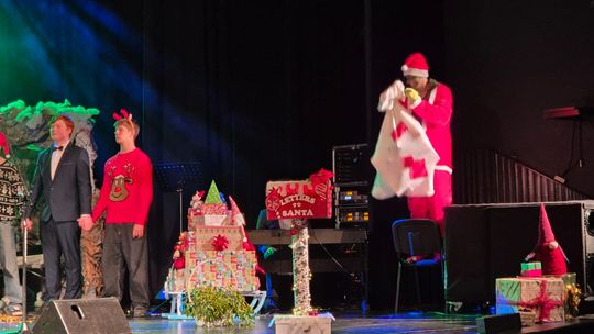 Spektakl uczniów ZST w Chełmie - Jest takie miejsce, jest taki dzień... [GALERIA ZDJĘĆ]