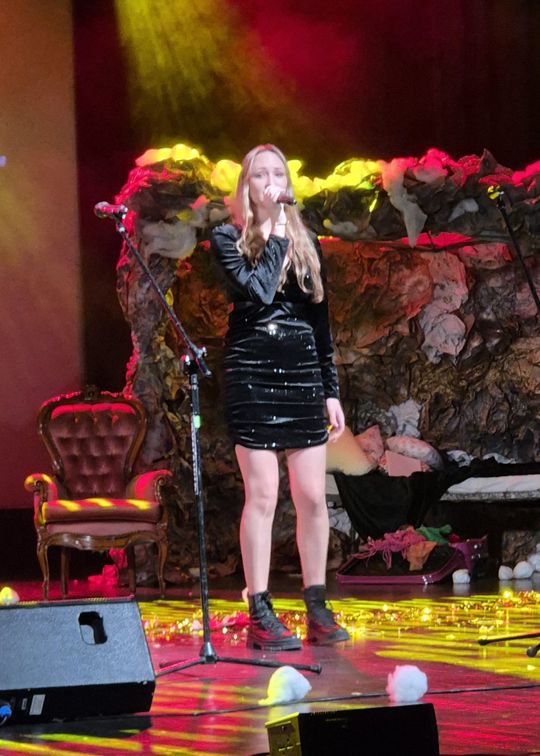 Spektakl uczniów ZST w Chełmie - Jest takie miejsce, jest taki dzień... [GALERIA ZDJĘĆ]