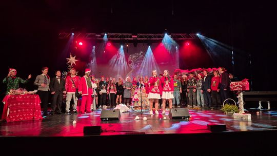 Spektakl uczniów ZST w Chełmie - Jest takie miejsce, jest taki dzień... [GALERIA ZDJĘĆ]