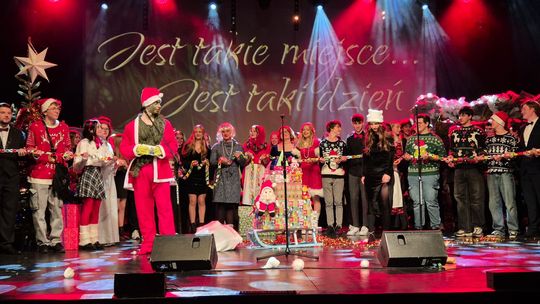 Spektakl uczniów ZST w Chełmie - Jest takie miejsce, jest taki dzień... [GALERIA ZDJĘĆ]