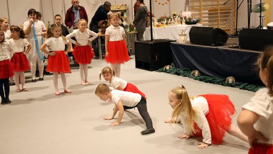 Gm. Leśniowice. III Jarmark Bożonarodzeniowy połączony z koncertem charytatywnym „Gramy dla Neli” [GALERIA ZDJĘĆ]