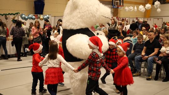 Gm. Leśniowice. III Jarmark Bożonarodzeniowy połączony z koncertem charytatywnym „Gramy dla Neli” [GALERIA ZDJĘĆ]