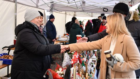 Krasnystaw. Na rynku miejskim świąteczny jarmark [GALERIA ZDJĘĆ]