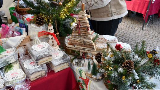 Krasnystaw. Na rynku miejskim świąteczny jarmark [GALERIA ZDJĘĆ]