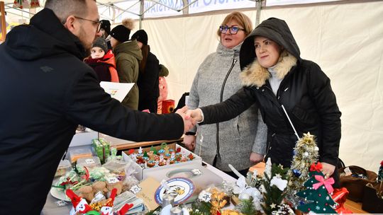 Krasnystaw. Na rynku miejskim świąteczny jarmark [GALERIA ZDJĘĆ]