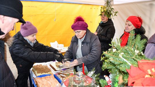 Krasnystaw. Na rynku miejskim świąteczny jarmark [GALERIA ZDJĘĆ]