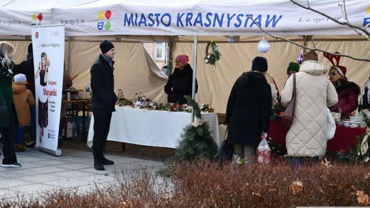 Krasnystaw. Na rynku miejskim świąteczny jarmark [GALERIA ZDJĘĆ]