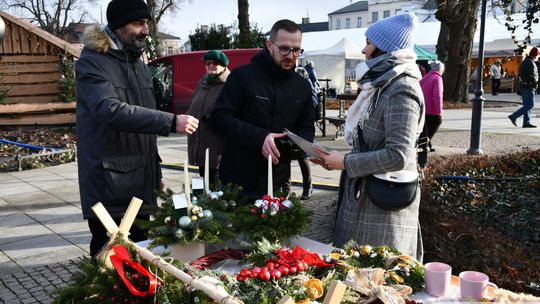 Krasnystaw. Na rynku miejskim świąteczny jarmark [GALERIA ZDJĘĆ]
