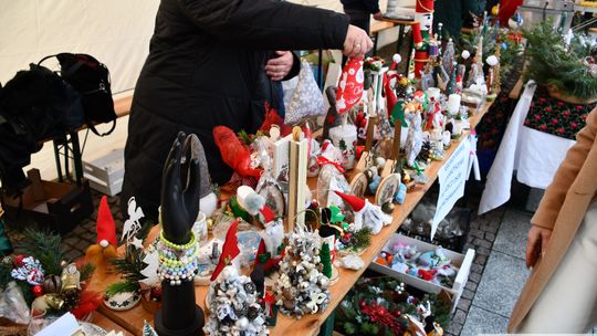 Krasnystaw. Na rynku miejskim świąteczny jarmark [GALERIA ZDJĘĆ]