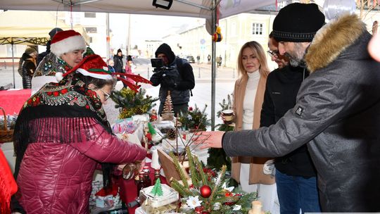 Krasnystaw. Na rynku miejskim świąteczny jarmark [GALERIA ZDJĘĆ]